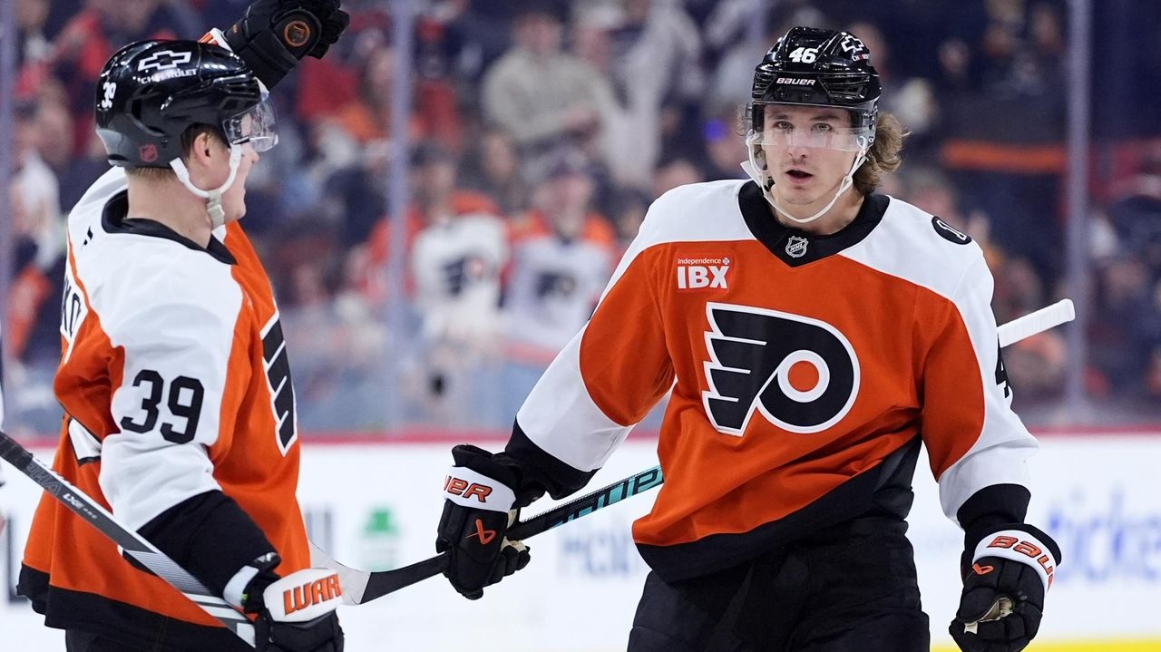 Zegras stays hot at home with two goals and an assist in Flyers' 4-1 win over Predators