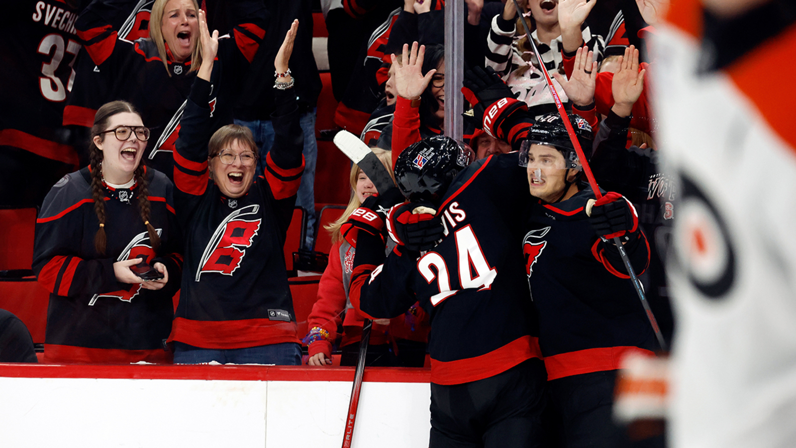 NHL 2025 | Jarvis scores winner late in OT as Hurricanes edge Flyers 4-3