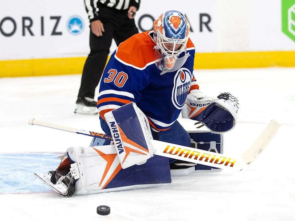  The Edmonton Oilers’ goalie Calvin Pickard (30) makes a pad save against the Winnipeg Jets during second period preseason NHL action at Rogers Place, in Edmonton Friday Sept. 26, 2025. Photo by David Bloom