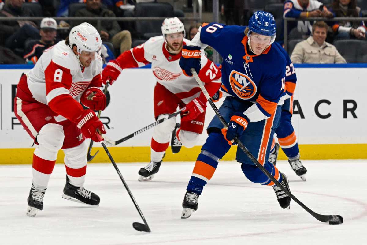 Islanders’ Simon Holmstrom working on finding ‘balance’ of being more aggressive offensively
