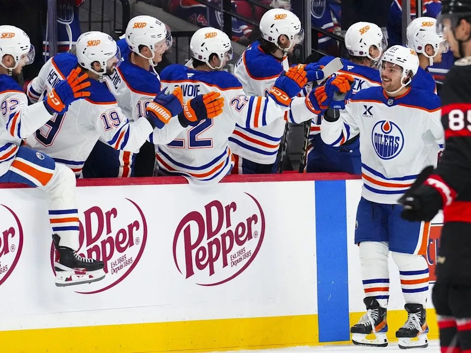  Edmonton Oilers’ Isaac Howard (53) celebrates his second period goal with the bench as Ottawa Senators’ Jake Sanderson (85) skates to the bench during second period NHL hockey action in Ottawa on Tuesday, Oct. 21, 2025.