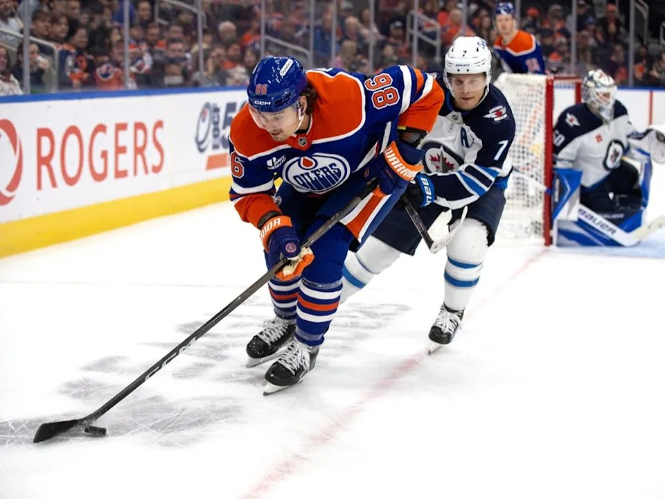  The Edmonton Oilers’ David Tomasek (86) battles the Winnipeg Jets’ Vladislav Namestnikov (7) during first period preseason NHL action at Rogers Place, in Edmonton Friday Sept. 26, 2025. Photo by David Bloom