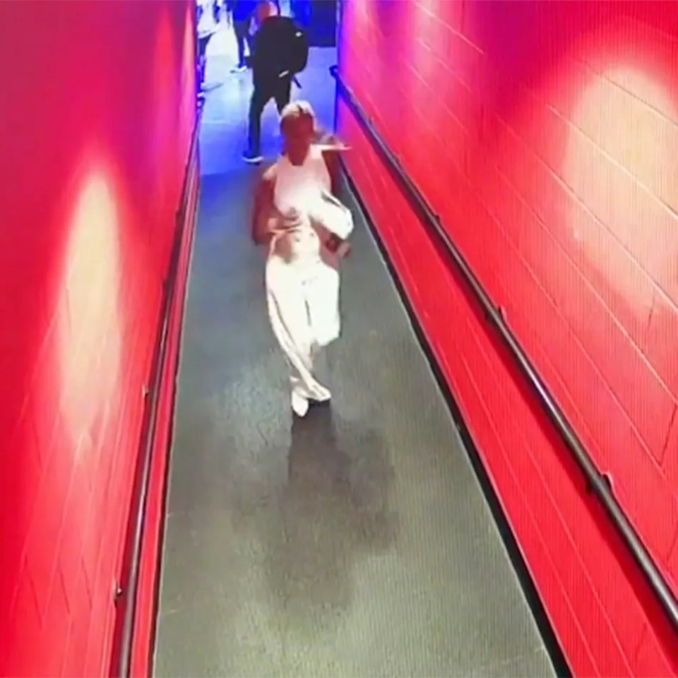 SportsNet NHL reporter Anna Dua wiped out in front of the Rangers’ warmup circle before Thursday’s game between New York and the Toronto Maple Leafs at Scotiabank Arena. X/Anna Dua