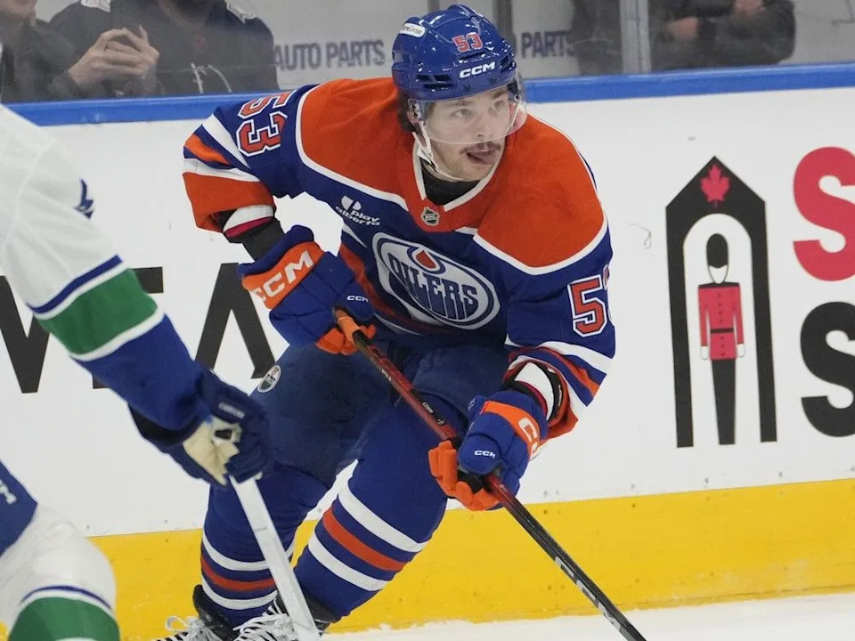  Edmonton Oilers Isaac Howard (53) skates with the puck against the Vancouver Canucks during first period NHL action on Saturday, October 11, 2025 in Edmonton.