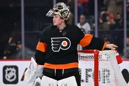 Carter Hart with the Philadelphia Flyers.