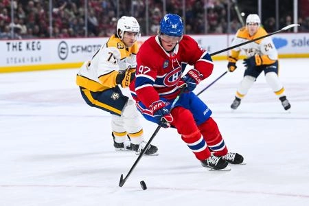 Oct 16, 2025; Montreal, Quebec, CAN; Montreal Canadiens right wing Patrik Laine (92) defends the puck against Nashville Predators right wing Luke Evangelista (77) during the first period at Bell Centre. Mandatory Credit: David Kirouac-Imagn Images Oct 16, 2025; Montreal, Quebec, CAN; Montreal Canadiens right wing Patrik Laine (92) defends the puck against Nashville Predators right wing Luke Evangelista (77) during the first period at Bell Centre. Mandatory Credit: David Kirouac-Imagn Images