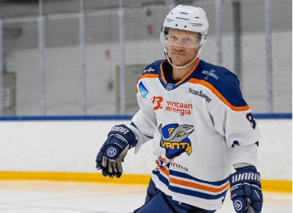 Former Detroit Red Wings player Teemu Pulkkinen on the ice with Kiekko-Vantaa.