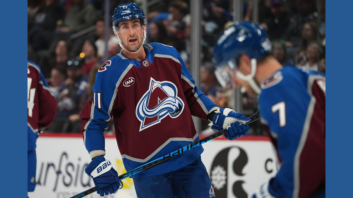 MacKinnon scores go-ahead goal early in 3rd, Avalanche beat Mammoth 2-1 in home opener