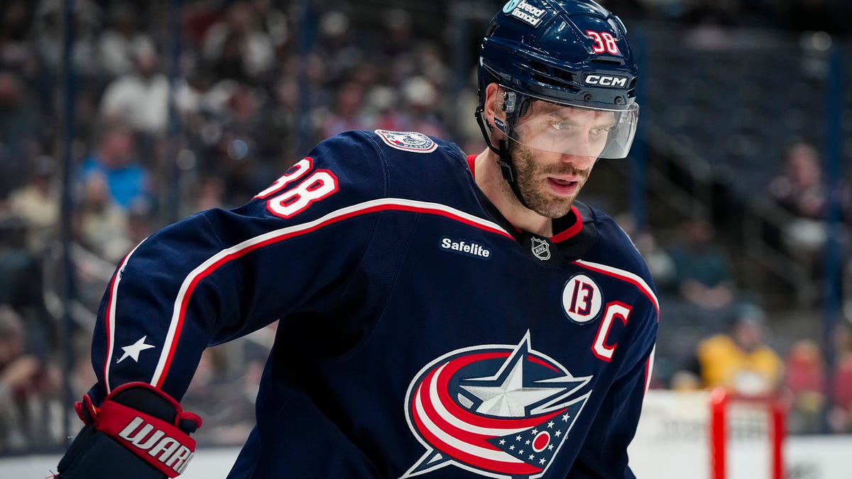 Jenner awards Columbus Blue Jackets donkey hat to staffer's daughter