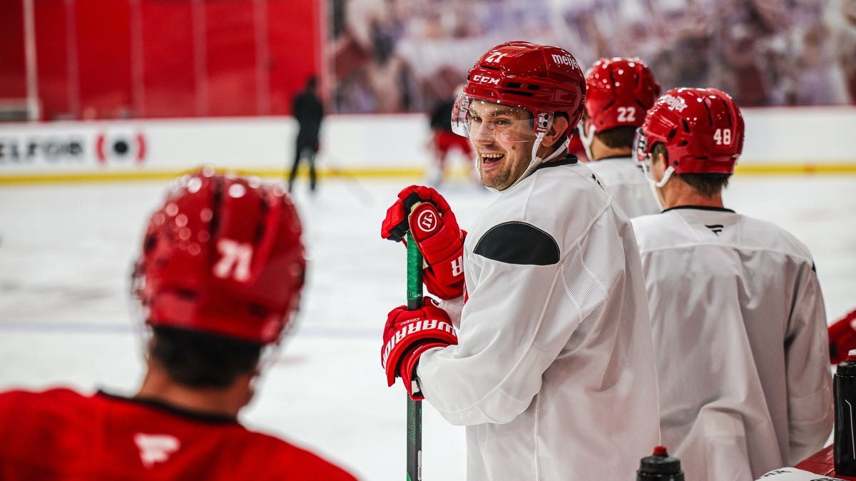 James van Riemsdyk finally arrives in Detroit, practices with Red Wings