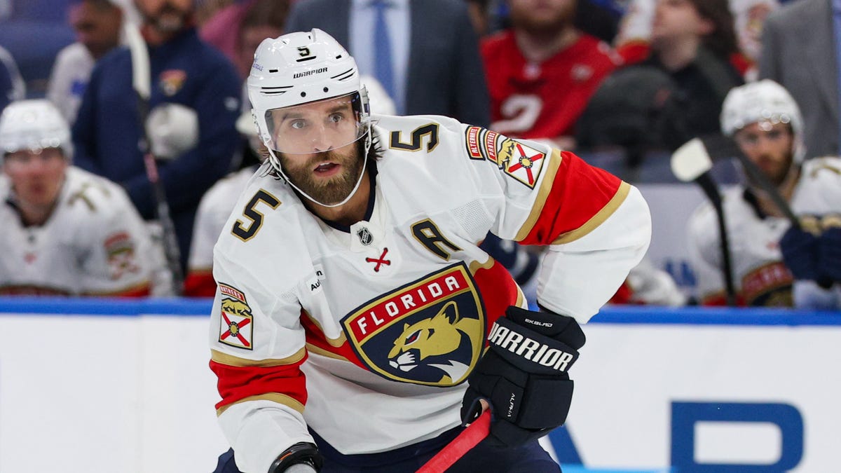 Panthers, Lightning combine for 312 penalty minutes in nasty game