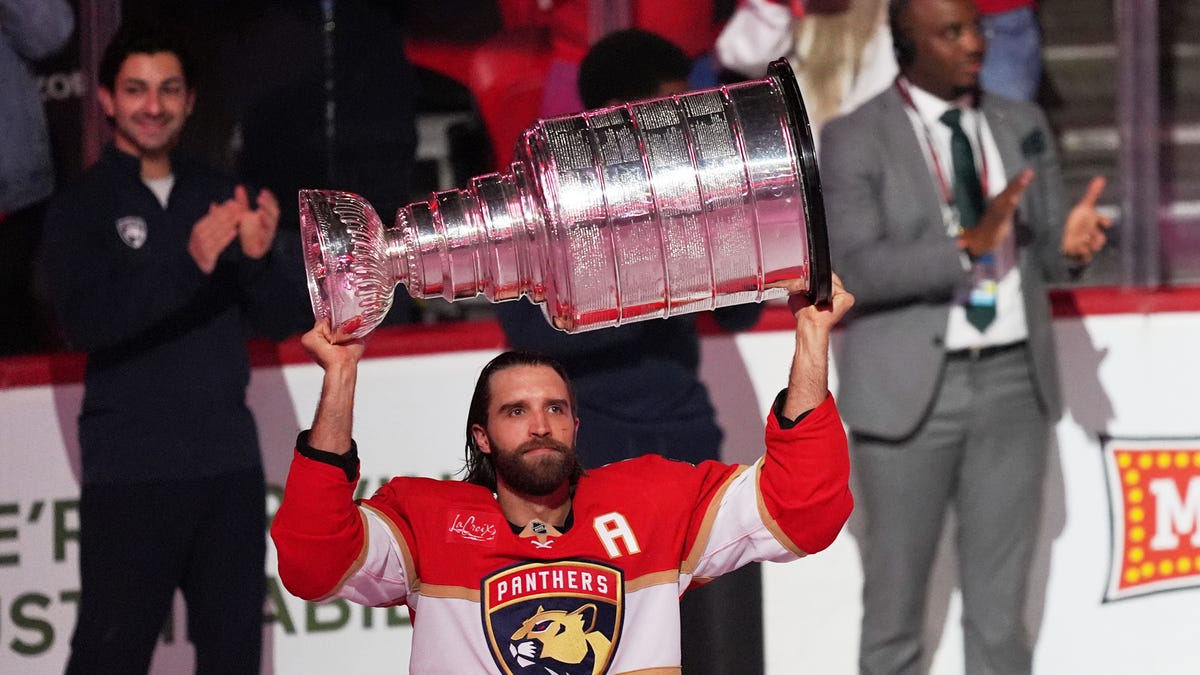 Cup champ Panthers edge Hawks on banner-raising night