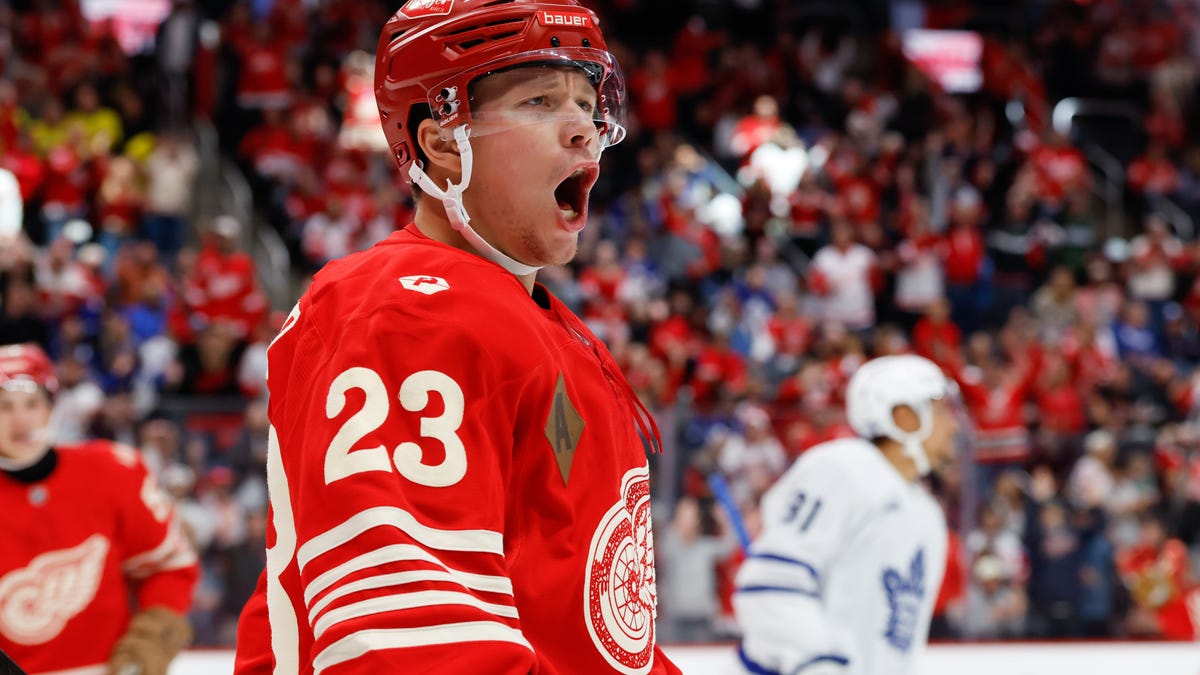 Lucas Raymond sparks Red Wings over Leafs, first victory of season