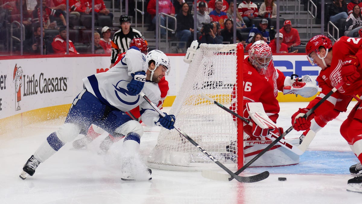 Detroit Red Wings strike in OT for 2-1 win over Tampa Bay Lightning