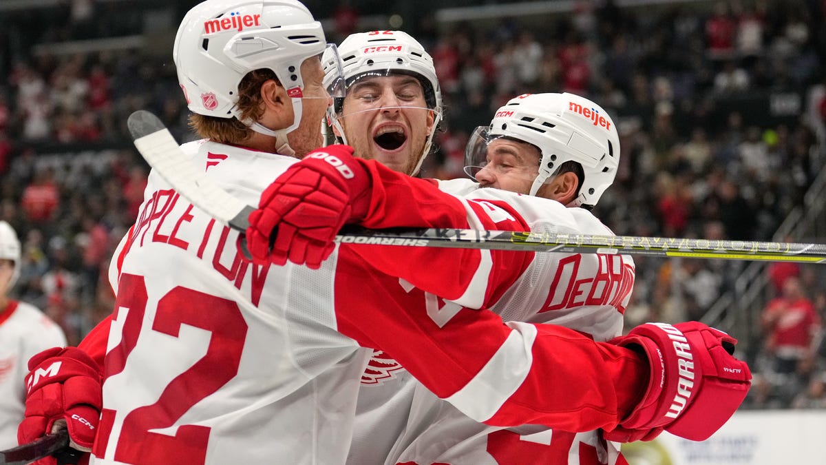 Red Wings survive late goals, beat Kings in shootout