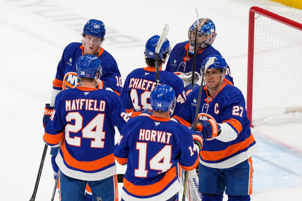Islanders beat Sharks 4-3 for third straight win