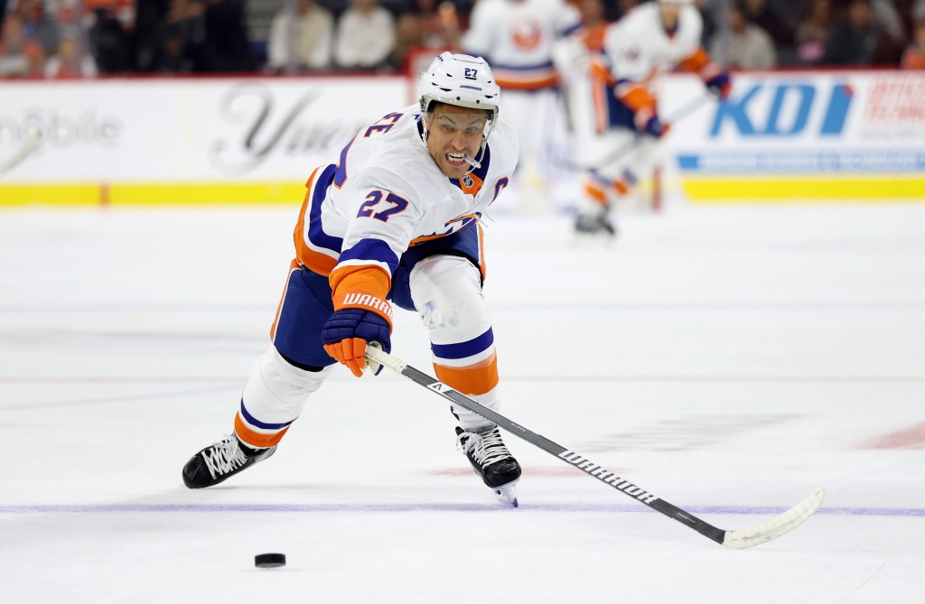 Anders Lee, who scored a goal, reaches for the puck during the Islanders' 4-3 preseason win over the Flyers on Oct. 2, 2025.
