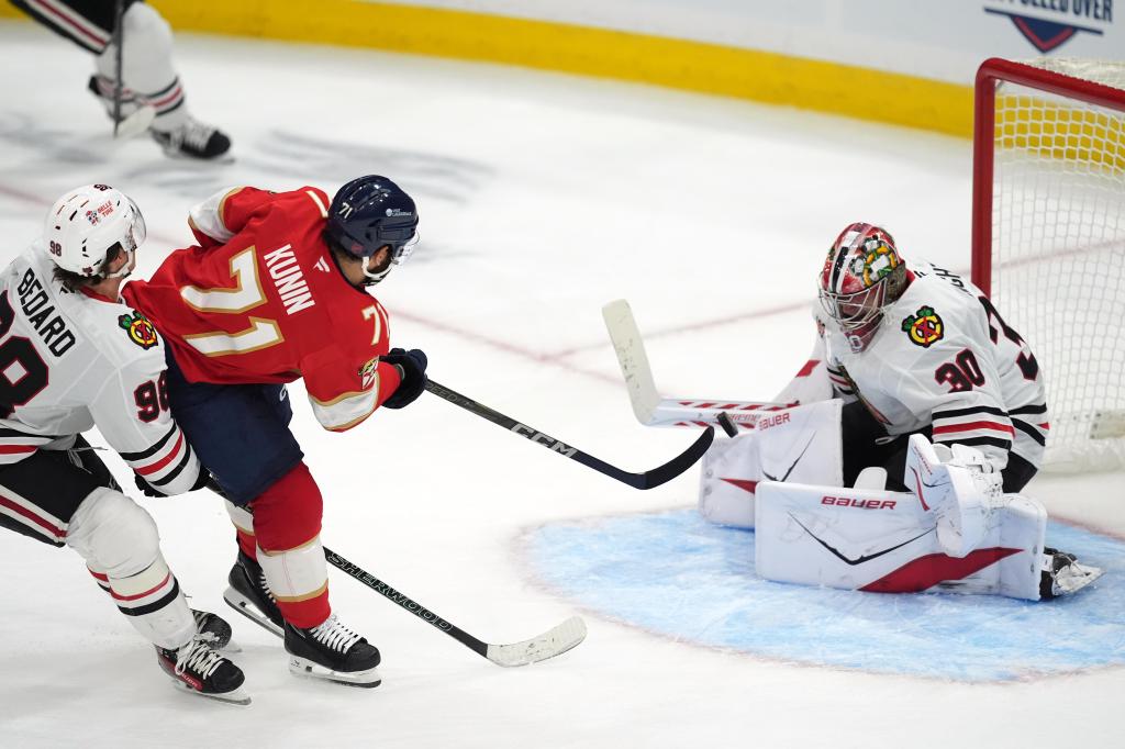 Chicago Blackhawks goalie Spencer Knight cheered in return to Florida