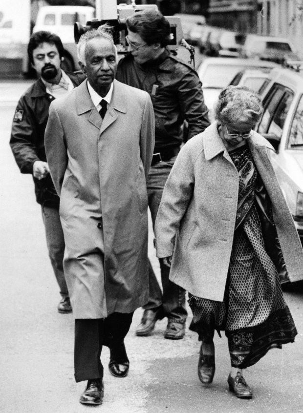 Subrahmanyan Chandrasekhar, left, winner of the Nobel Prize, walks to work with his wife Lalitha from their home on Oct. 19, 1983, in Chicago. (Frank Hanes/Chicago Tribune)