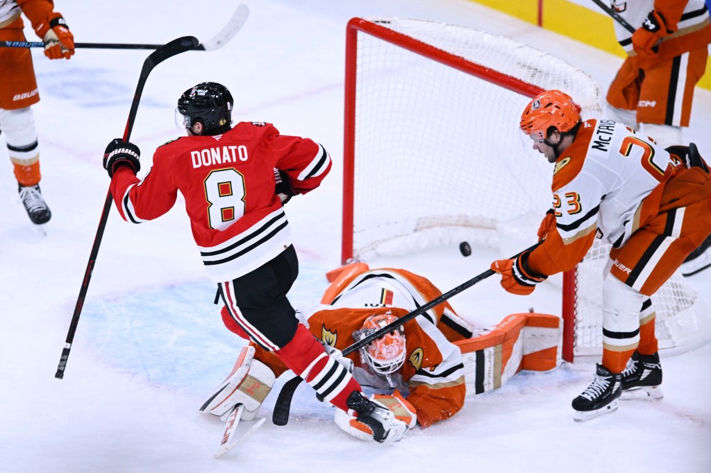 Blackhawks beat Quenneville's Anaheim Ducks 3-2 in overtime