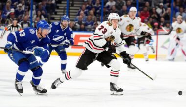 Chicago Blackhawks trade LW to Vancouver Canucks