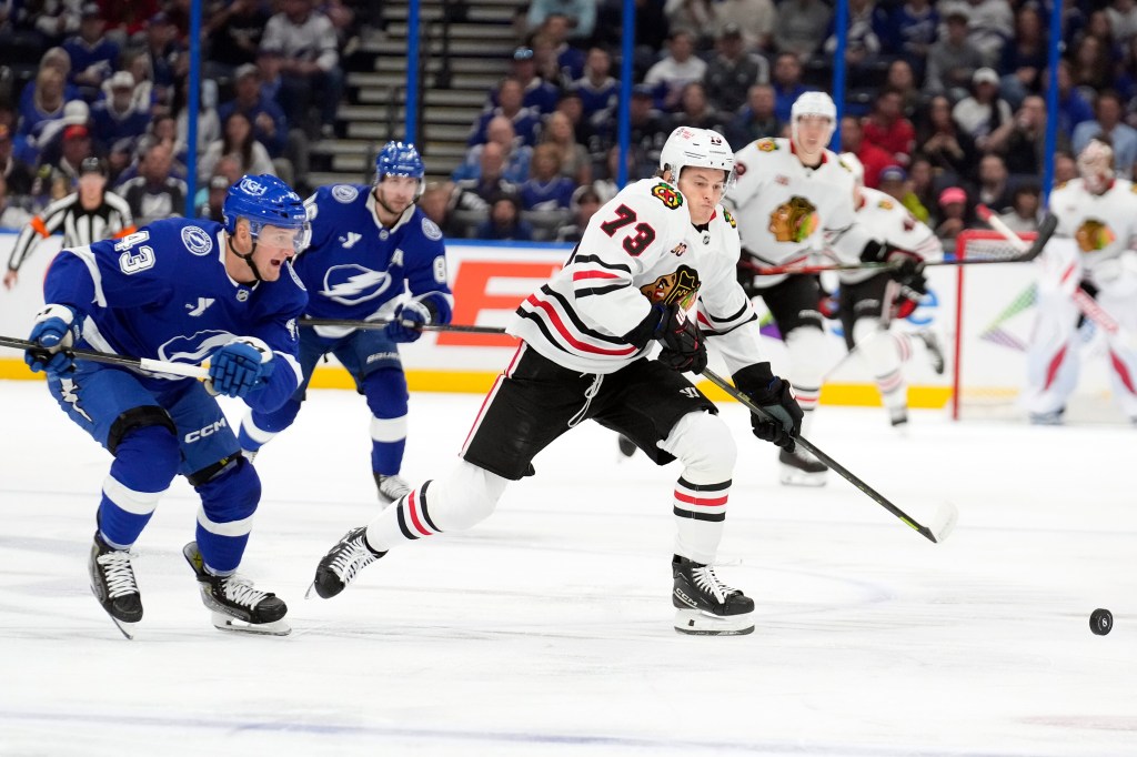 Chicago Blackhawks trade LW to Vancouver Canucks