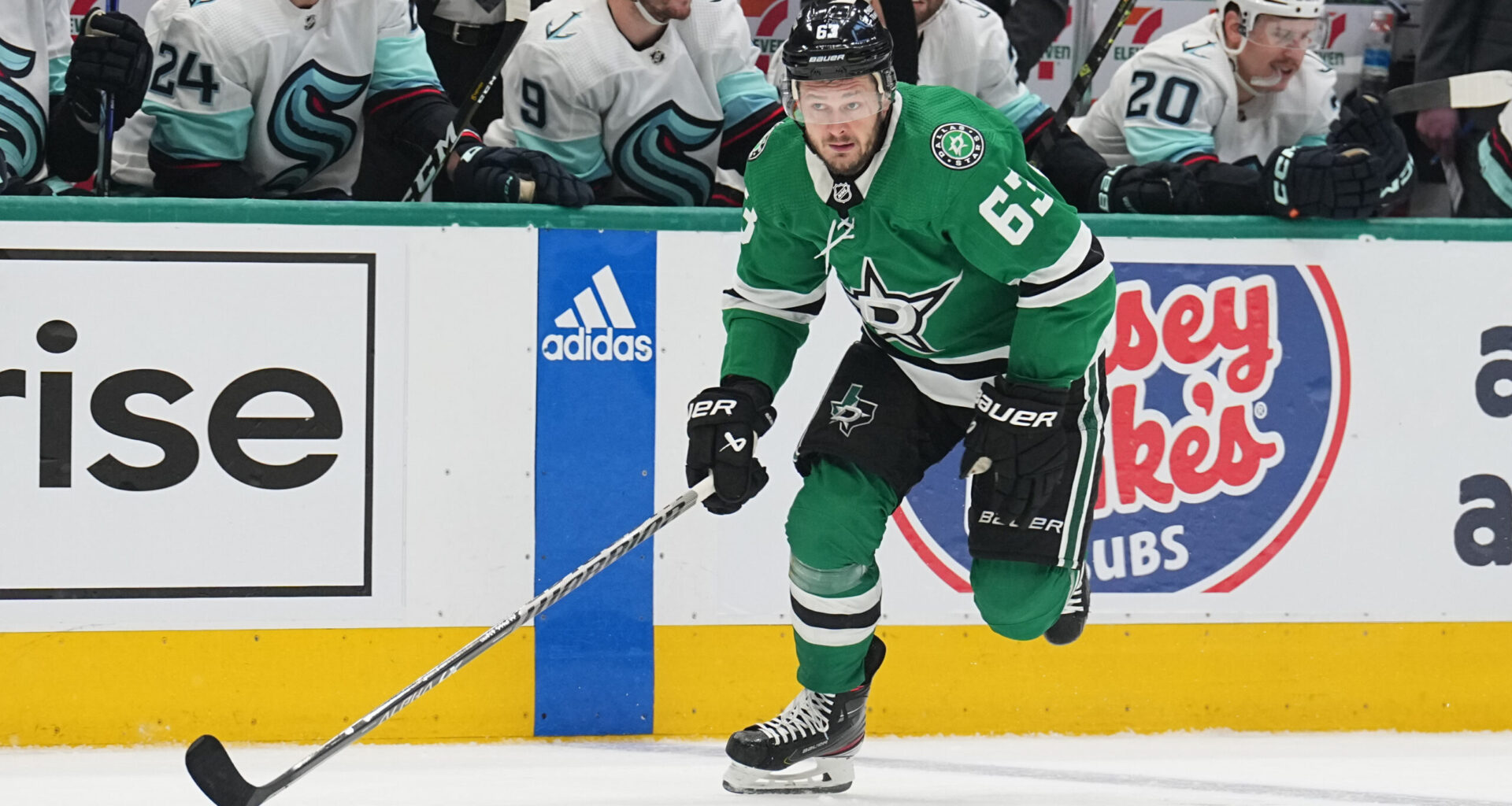 Devils' Evgenii Dadonov Acclimating & Embracing Mentor Role - The Hockey Writers - New Jersey Devils