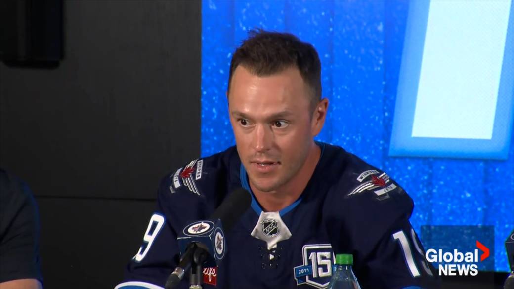 Click to play video: 'Toews says childhood memories ‘flooded back’ in ‘surreal’ moment becoming a Winnipeg Jet'