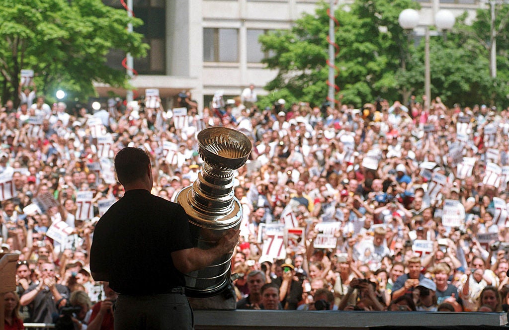 Ray Bourque raises the Stanley Cup to the crowd June 13, 2001 at City Hall Plaza in Boston, Massachusetts. (Darren McCollester/Getty Images)