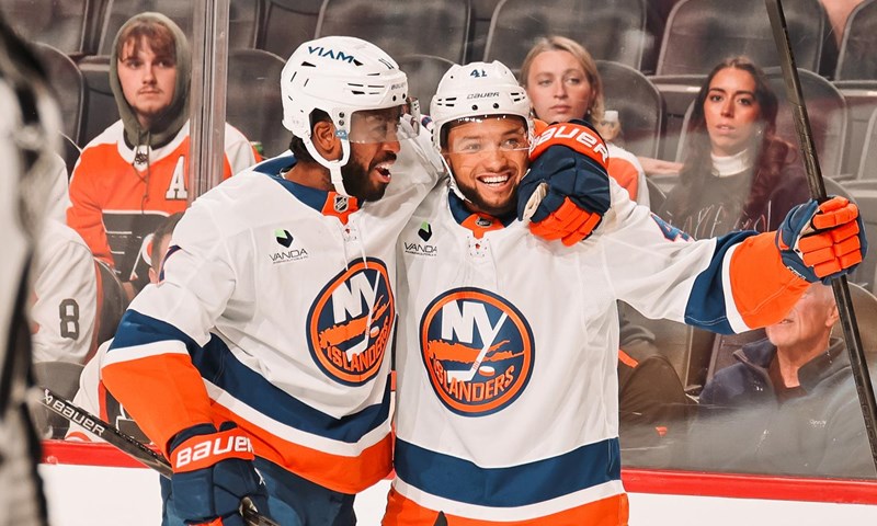 Warren Scores in Hometown, NHL Debut