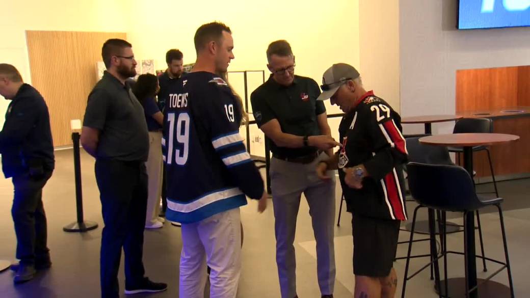 Click to play video: 'Jets reintroduce local hockey hero Toews to Winnipeggers Friday'