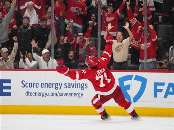 Larkin's overtime goal lifts Red Wings past Lightning, 2-1