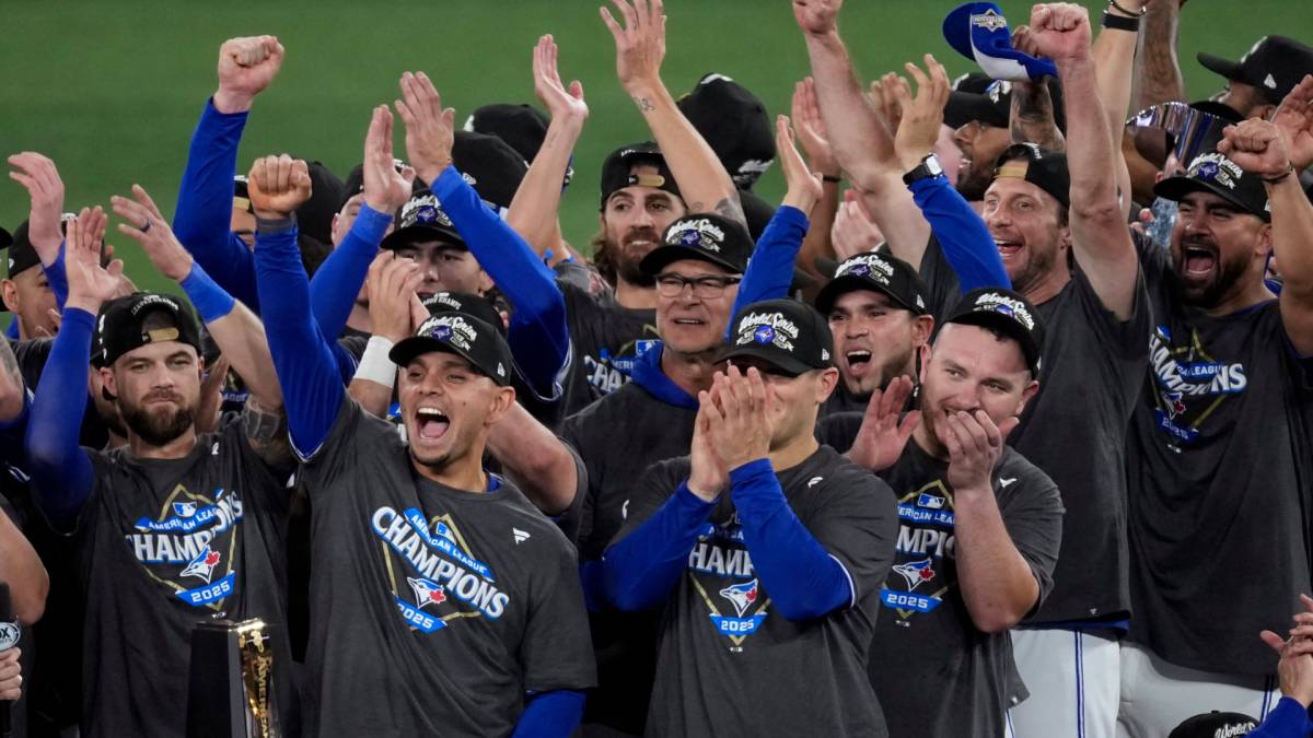 Click to play video: 'Toronto Blue Jays headed to the World Series as fans go wild outside Rogers Centre'