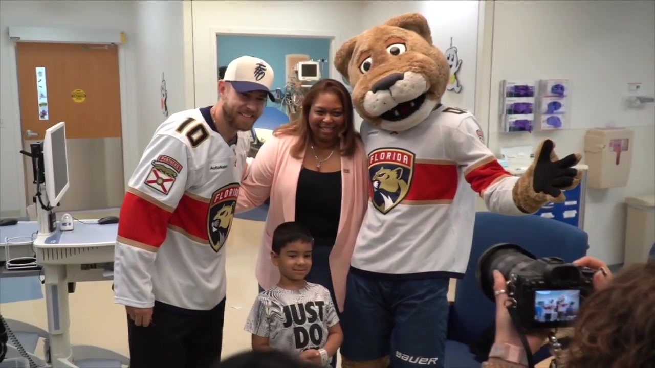 Panthers’ AJ Greer brings smiles to young patients at Joe DiMaggio Children’s Hospital - WSVN 7News | Miami News, Weather, Sports
