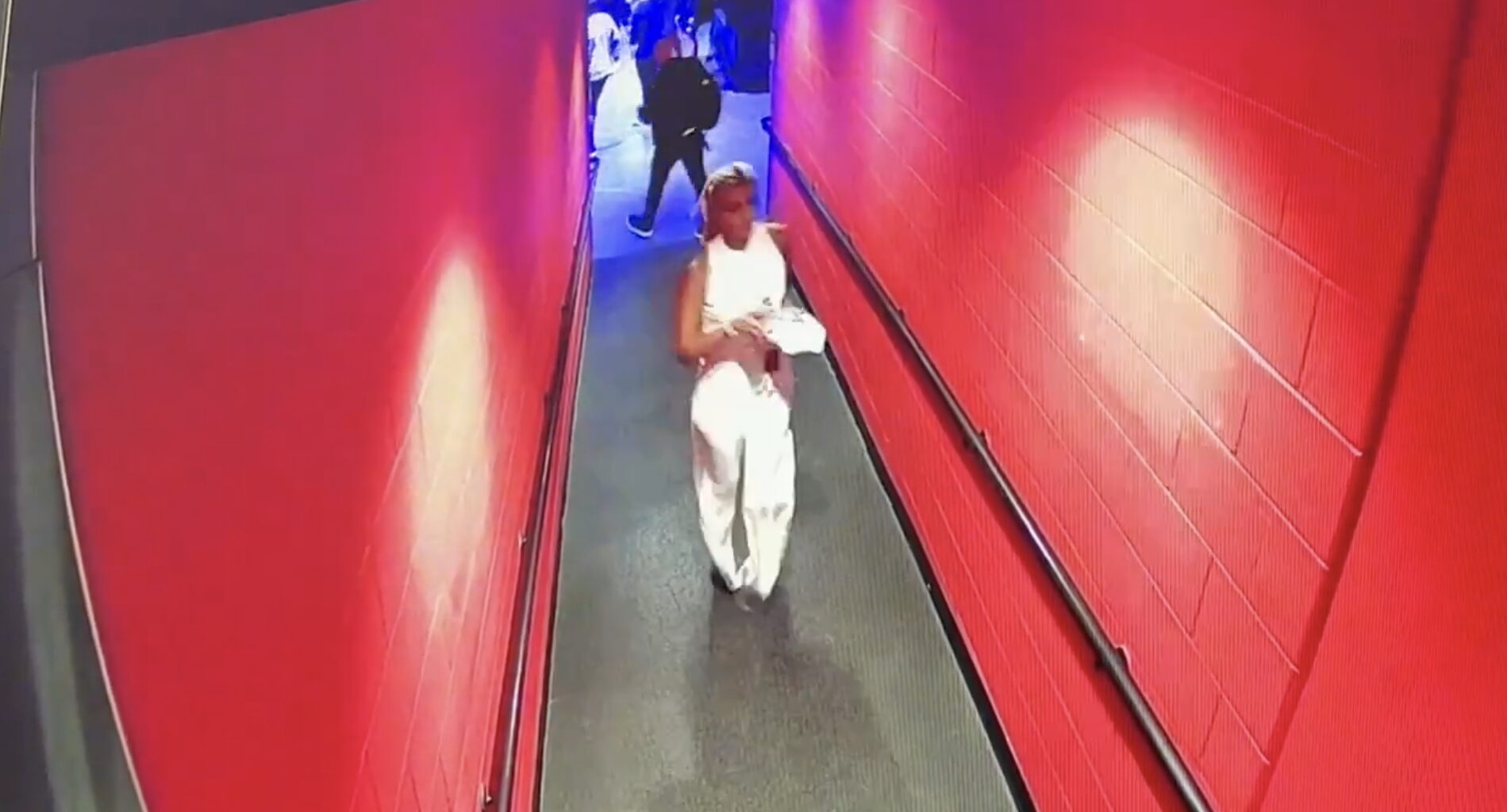 NHL reporter faceplants in front of 'entire New York Rangers'