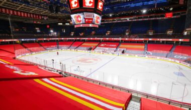 Brad Marchand receives standing ovation in return to Boston