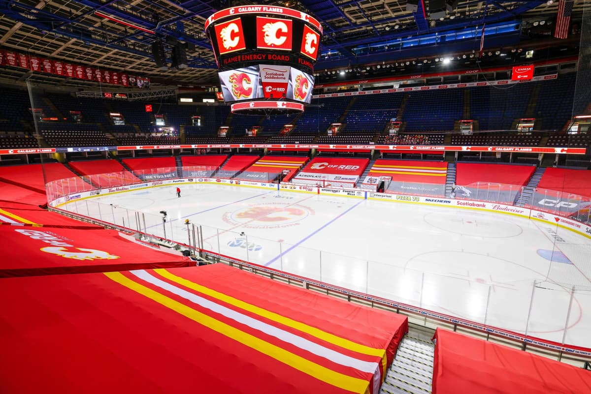 Brad Marchand receives standing ovation in return to Boston