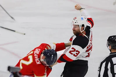 Kurtis MacDermid throw punch in a fight during a game