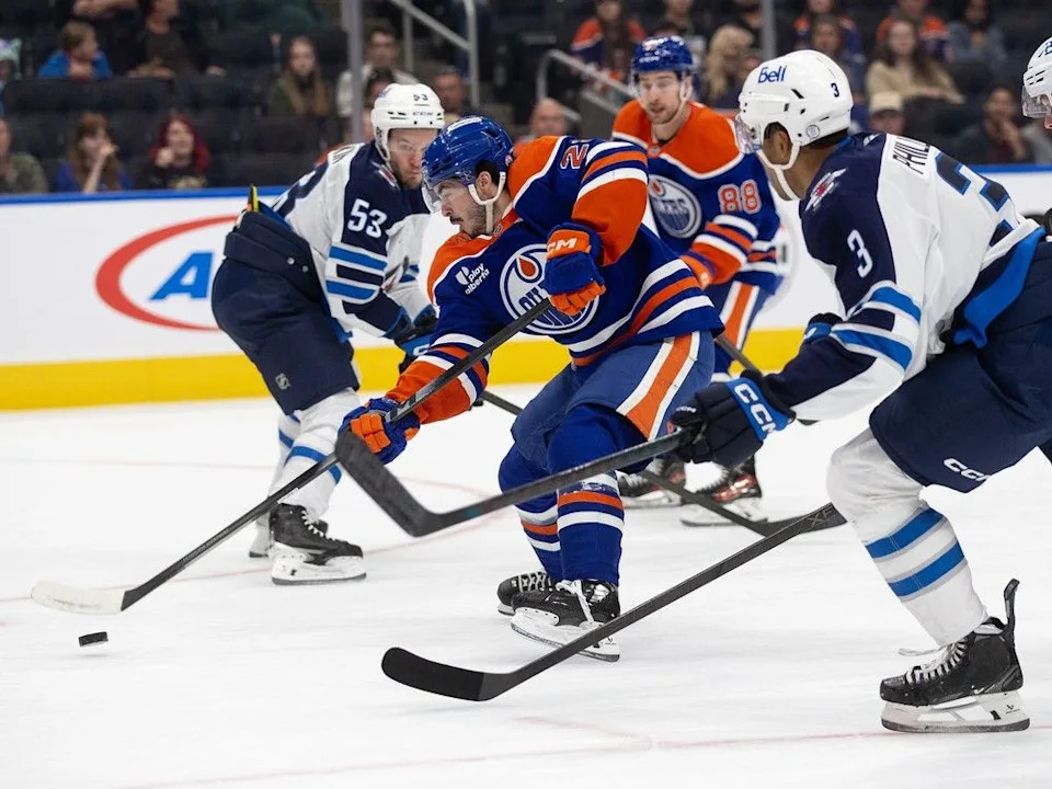  The Edmonton Oilers’ Matt Savoie (22) battles the Winnipeg Jets during first period preseason NHL action at Rogers Place, in Edmonton Friday, Sept. 26, 2025. Photo by David Bloom