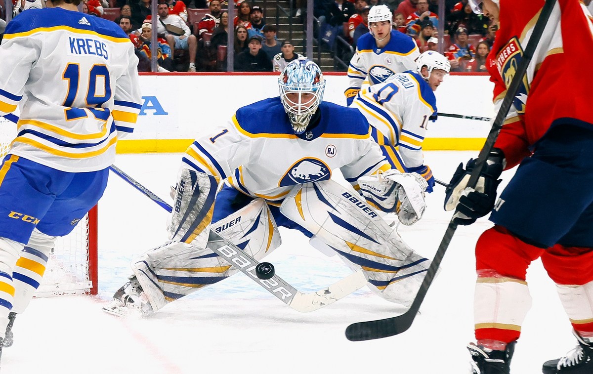 Do The Buffalo Sabres Have a Serious Goaltending Problem?