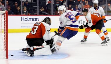 Late Goal Sinks Flyers Against Islanders