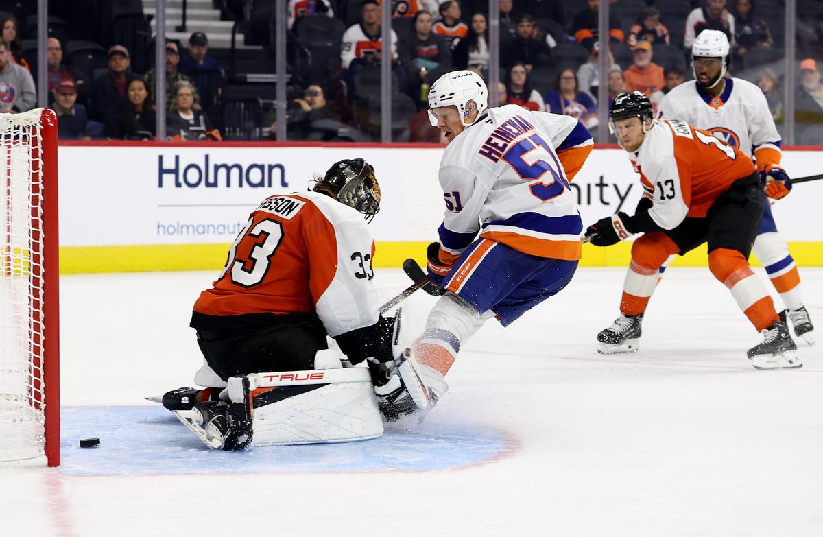 Late Goal Sinks Flyers Against Islanders