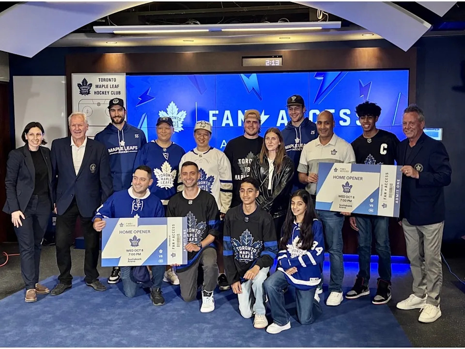  Terri Mattucci, VP of Fan Engagement for MLSE, poses alongside winners of MLSE’s Fan Access program, as well as Leafs alumni Darryl Sittler and Doug Gilmour and current players Nicolas Roy and Scott Laughton.