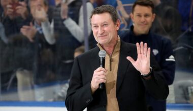 Wayne Gretzky signs multi-year extension with Turner Sports