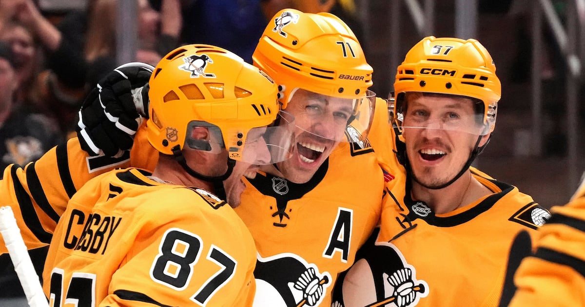 Penguins win entertaining opener over Islanders; Malkin rolling
