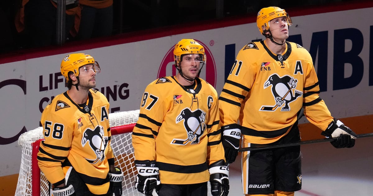 Pittsburgh Penguins unveil new gold jerseys at home opener