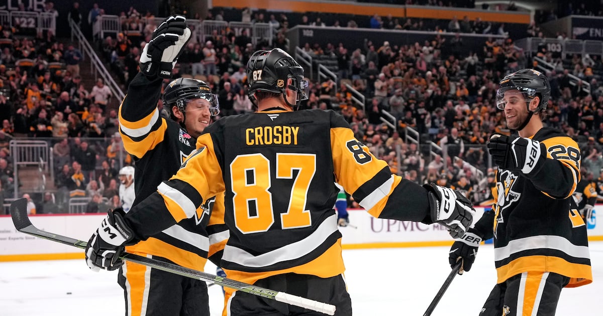 Penguins pound Canucks; Crosby, Letang make history