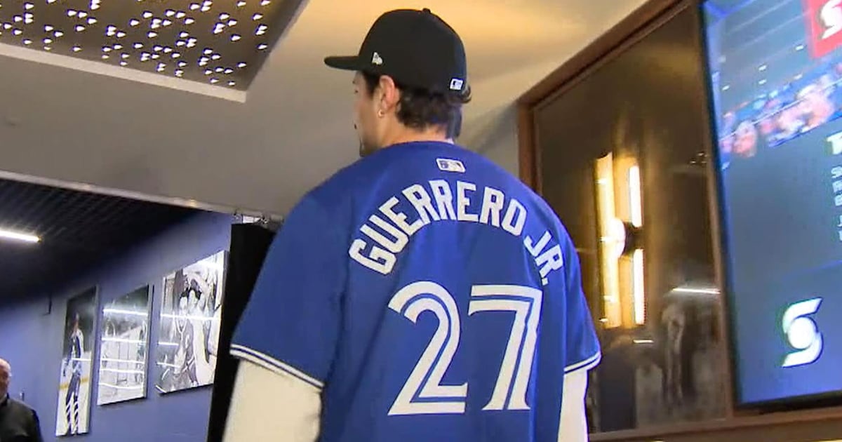 Matthews arrives in Vladdy Jr. jersey as Leafs show support for Jays – TSN