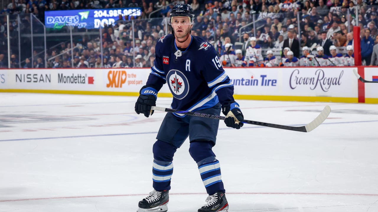 NHL Status Report: Toews questionable for Jets' opener