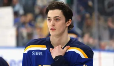 Dalibor Dvorský skating for the St. Louis Blues